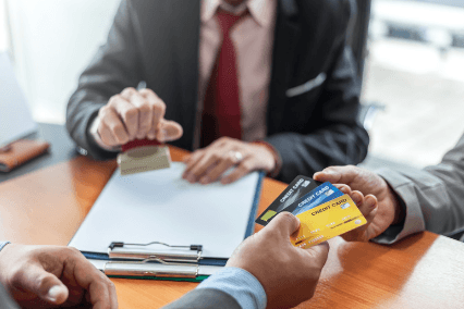 Foto de persona solicitando tarjetas de crédito