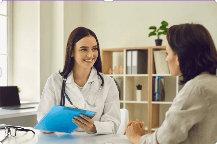 Foto de doctora atendiendo paciente